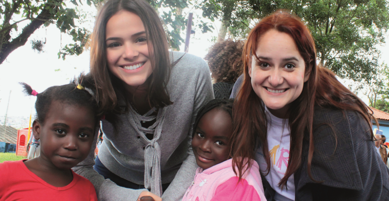 Bruna Marquezine com Vivianne Reis, e crianças atendidas por programa de refugiados - Divulgação