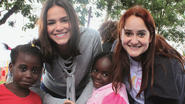 Bruna Marquezine com Vivianne Reis, e crianças atendidas por programa de refugiados - Divulgação