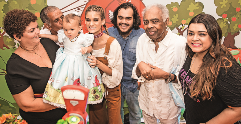 Denise Fernandes, Nevio Oliveira, Laura Fernandez, Francisco Gil, Gilberto e Preta Gil com a pequena Sol de Maria - Danielle Loureiro