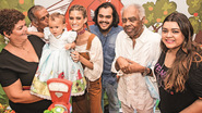 Denise Fernandes, Nevio Oliveira, Laura Fernandez, Francisco Gil, Gilberto e Preta Gil com a pequena Sol de Maria - Danielle Loureiro