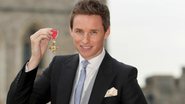 Eddie Redmayne recebe medalha da Rainha Elizabeth II - Getty Images