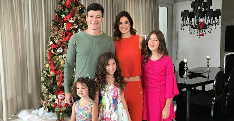 Rodrigo Faro e Vera Viel posam com as filhas Clara, Maria e Helena - Instagram/Reprodução