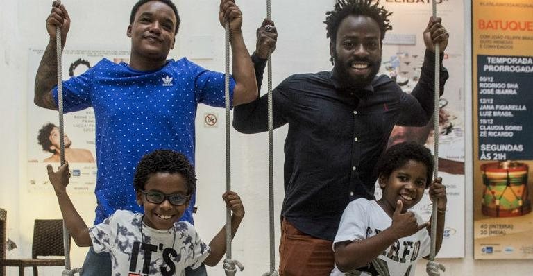 Darlan Cunha e Douglas Silva com os pequenos Carlos Eduardo Jay e Luan Pessoa - Globo/ Mauricio Fidalgo