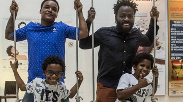 Darlan Cunha e Douglas Silva com os pequenos Carlos Eduardo Jay e Luan Pessoa - Globo/ Mauricio Fidalgo