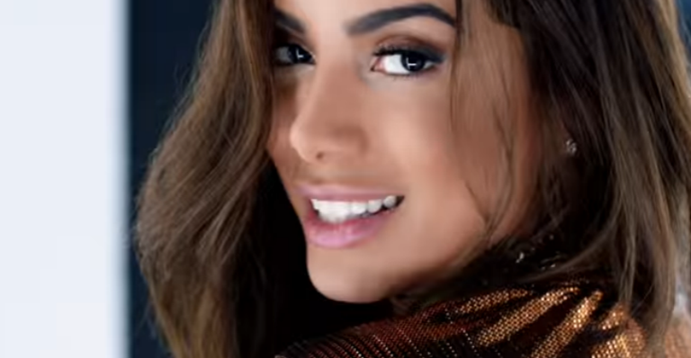 Anitta comemora sucesso do clipe de 'Si o No' - Reprodução Youtube