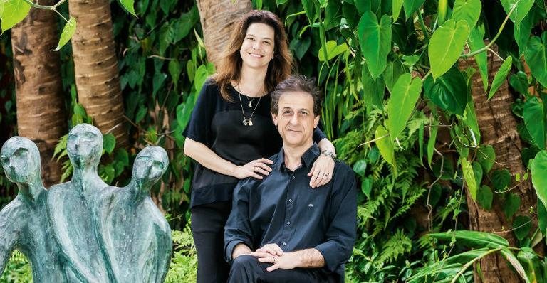 Quiroga e Luciana no sereno jardim de sua casa, em São Paulo - Paulo Santos