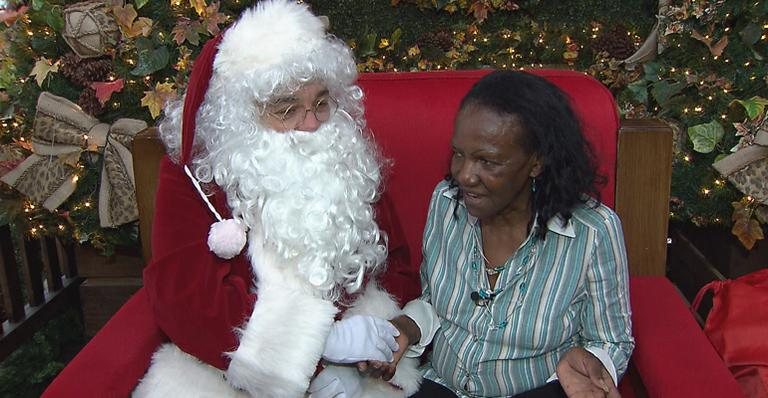 Gugu se transforma em Papai Noel e promove encontro de mãe e filha após 50 anos - Record TV/Divulgação