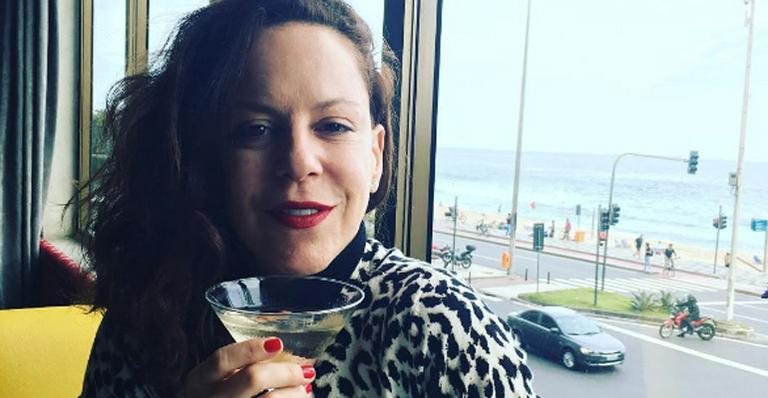 Aos 50 anos, Bebel Gilberto posa de biquíni na praia