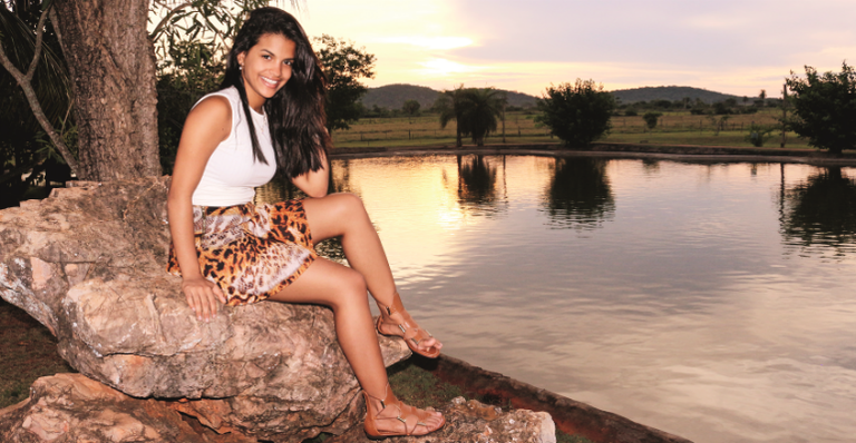 Rayza contempla o pôr do sol no lago do Zagaia Eco Resort, em Bonito - MARCOS SALLES