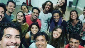 João Baldasserini mostra foto ao lado do elenco da próxima novela das 7 da Globo - Reprodução / Instagram