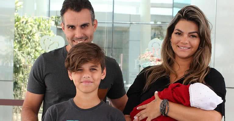 Kelly Key deixa a maternidade com Artur - AgNews