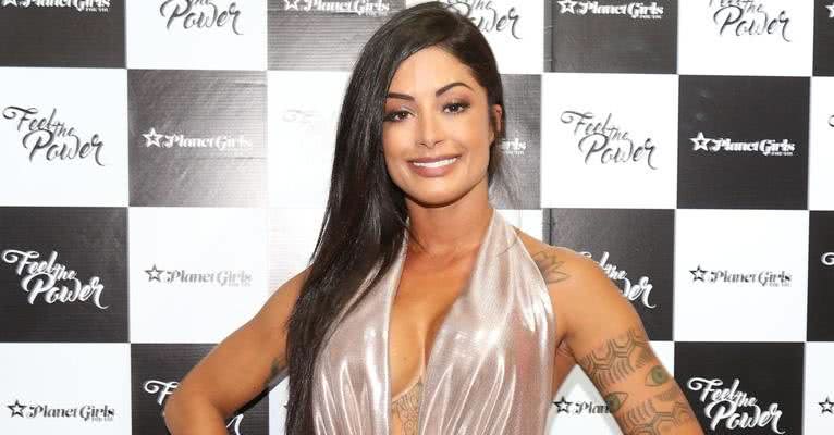 Aline Riscado exibe boa forma com vestido ousado - Deividi Correa / AgNews