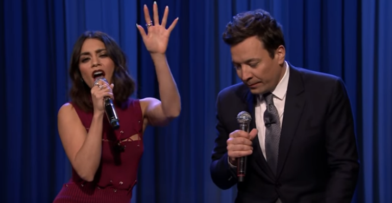 Vanessa Hudgens e Jimmy Fallon cantam música tema de "Friends" - Reprodução Youtube