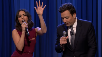 Vanessa Hudgens e Jimmy Fallon cantam música tema de "Friends" - Reprodução Youtube