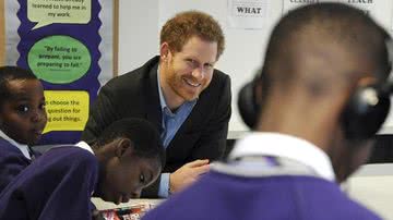 Príncipe Harry participa e se diverte em aula de "rap - Getty Images