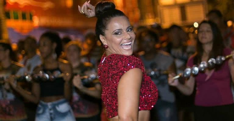 Viviane Araujo exibe barriga trincada em ensaio para o Carnaval 2017 - Alex Nunes/Divulgação