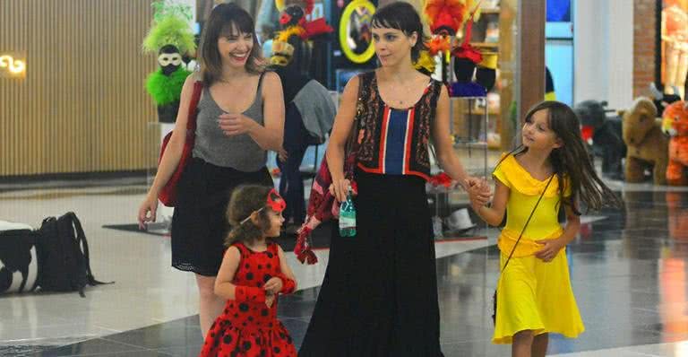 Débora Falabella passeia com a filha, Nina, em shopping no Rio de Janeiro - William Oda/AgNews