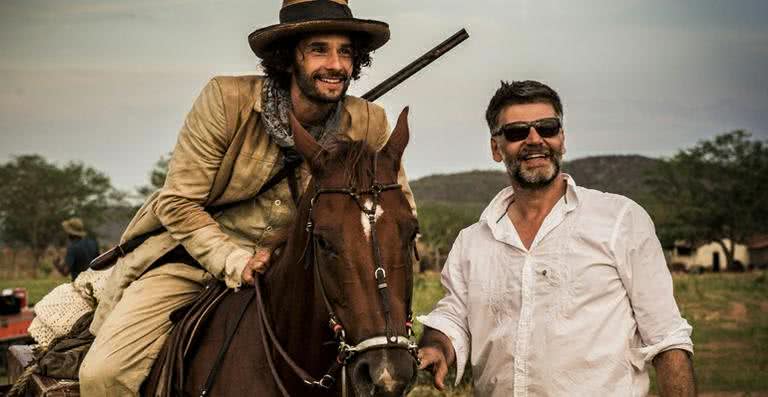 Luiz Fernando Carvalho com Rodrigo Santoro nos bastidores de 'Velho Chico' - Globo / Divulgação