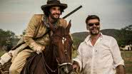 Luiz Fernando Carvalho com Rodrigo Santoro nos bastidores de 'Velho Chico' - Globo / Divulgação