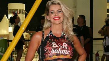 Karina Bacchi exibe barriguinha no carnaval - Deividi Correa/ AgNews