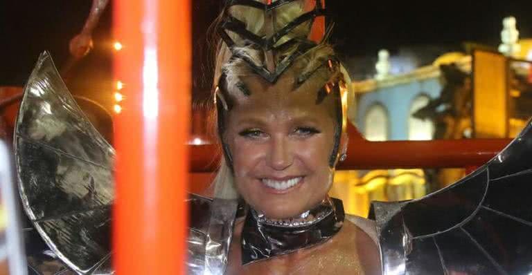 Fantasia ousada de Xuxa rouba a cena no desfile da Grande Rio - AgNews