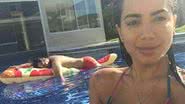 Anitta curte folga na piscina - Instagram/Reprodução