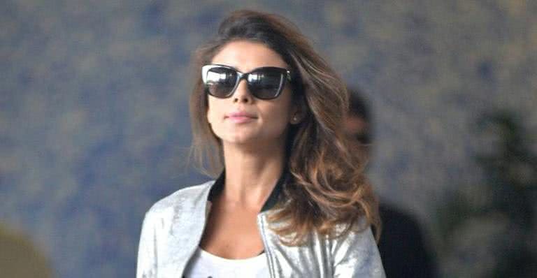 Paula Fernandes rouba a cena no aeroporto com bolsa chique de R$ 7.200 - William Oda/AgNews