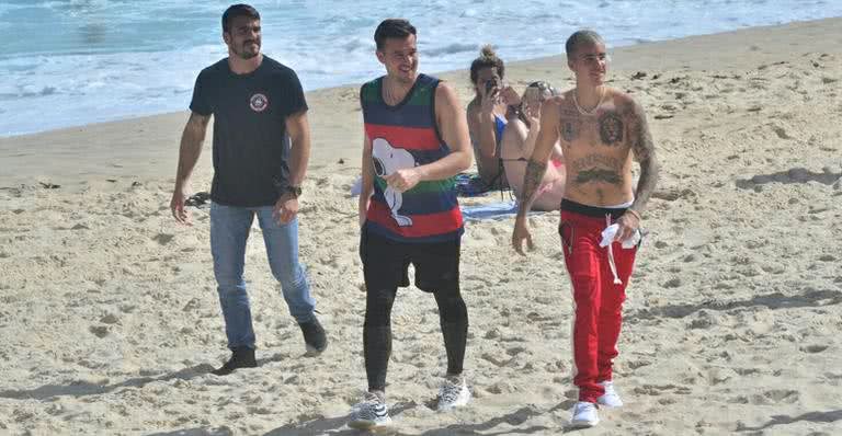 Justin Bieber curte praia de calça e sem camisa no Rio - Webert Belicio/AgNews