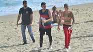 Justin Bieber curte praia de calça e sem camisa no Rio - Webert Belicio/AgNews