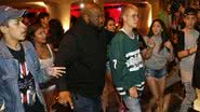 Justin Bieber é assediado por fãs durante jantar no Rio de Janeiro - AgNews