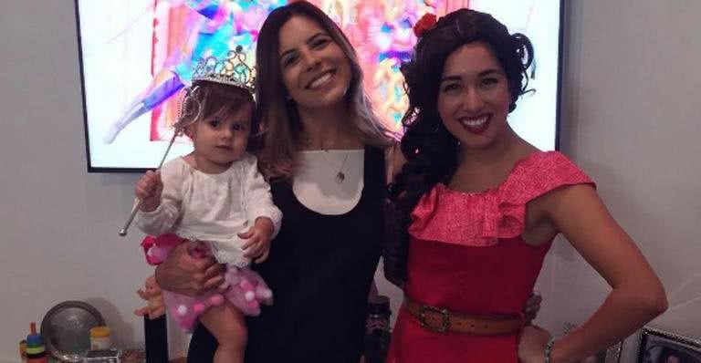 Rubia Baricelli e a filha, Helena, em aniversário na Disney - Reprodução