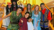 Maytê Piragibe e a filha, Violeta, entre o elenco da peça - AgNews