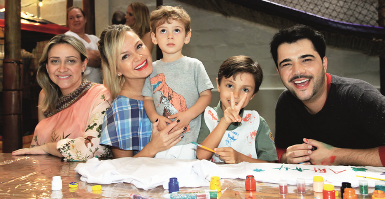 Eliana e o filho, Arthur, entre Maíra Barbosa Ricco, Luca e Rodrigo Frampton - Marcos Ribas/Brazil News