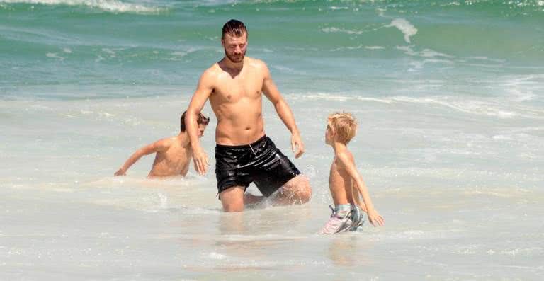 Rodrigo Hilbert curte dia na praia com os filhos gêmeos - Delson Silva / AgNews