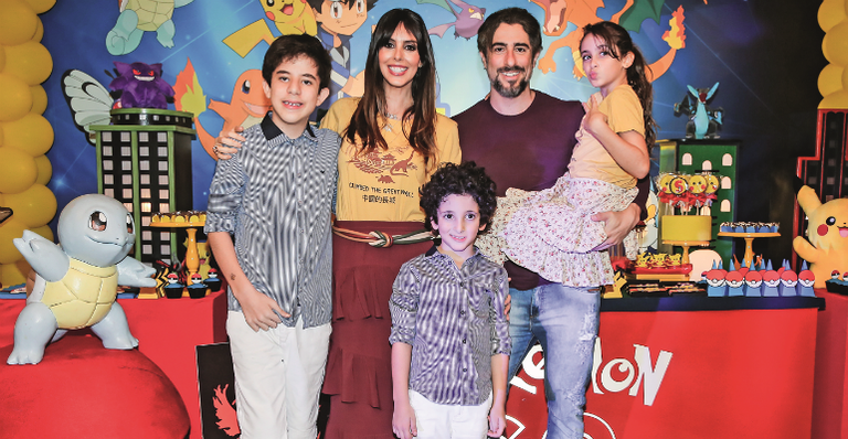 O casal Suzana Gullo e Marcos Mion com os filhos Stefano, Romeo e Donatella - Manuela Scarpa/Brazil News