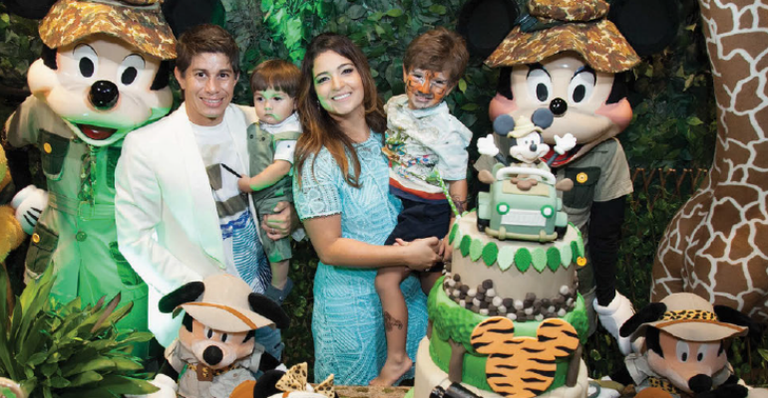 O casal Darío Conca e Paula Shayene com os filhos, Bryan e Benjamin - ASZMANN/DIVULGAÇÃO