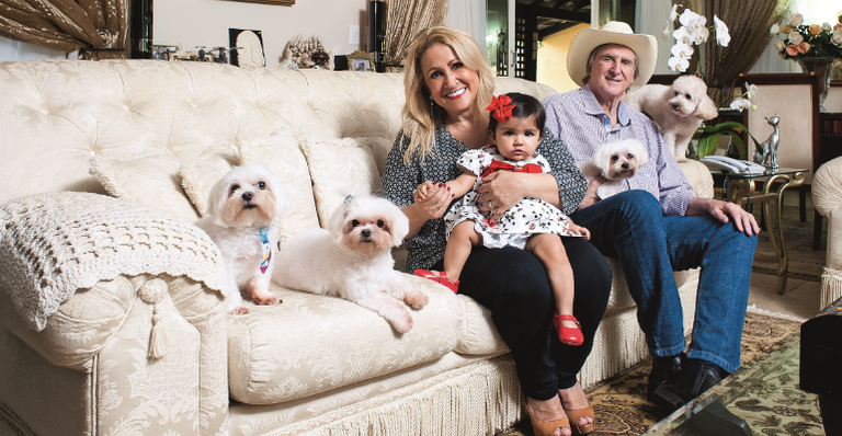 Ângela e Sérgio abrem o lar, em Mairiporã, ao lado da neta Ana Luiza e dos pets: Alvinho, Mag, Fred e Mike - Rogério Pallatta