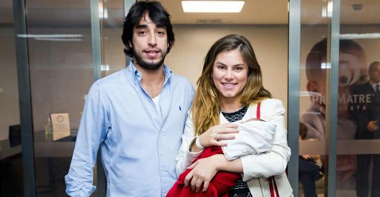 Bruna Hamú e o noivo deixam a maternidade com o filho no colo - Manuela Scarpa/BrazilNews