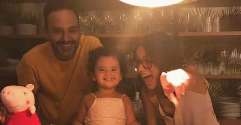 Carolina Ferraz posa com a filha, Isabel, e o marido, Marcelo Marins - Instagram/Reprodução