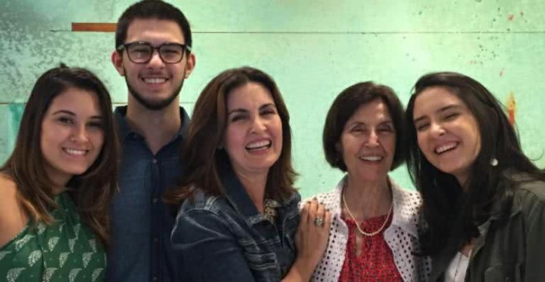 Fátima Bernardes com os filhos Beatriz, Vinícius e Laura, e a mãe, Eunice - Instagram/Reprodução