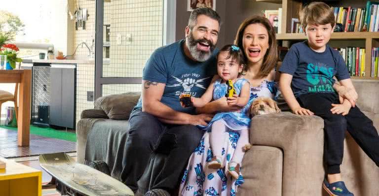 A atriz Rachel Ripani com o marido, o publicitário Giuliano Girondi, e os filhos, Theo e Giulia Helena - MARTIN GURFEIN