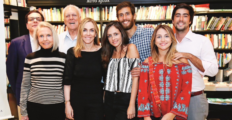 A colunista com o marido, Ali Kamel, os pais dela, Dorothy e José, as filhas, Sofia e Alice, e seus namorados, Marco e Manoel, respectivamente - Roberto Filho/Brazil News