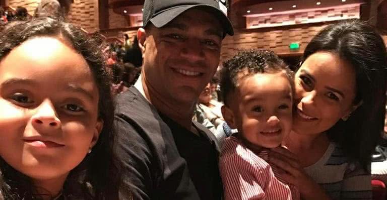 Luciele di Camargo e Denílson posam com os filhos Maria Eduarda e Davi - Instagram/Reprodução