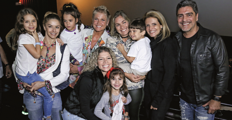 A apresentadora entre as ex-paquitas Bianca Rinaldi, com as gêmeas Beatriz e Sofia, no colo de Xuxa, Andrezza Cruz e Lucas, Tatiana Maranhão e Junno. À frente, Cátia Paganote com Valentina - ROBERTO FILHO/BRAZIL NEWS