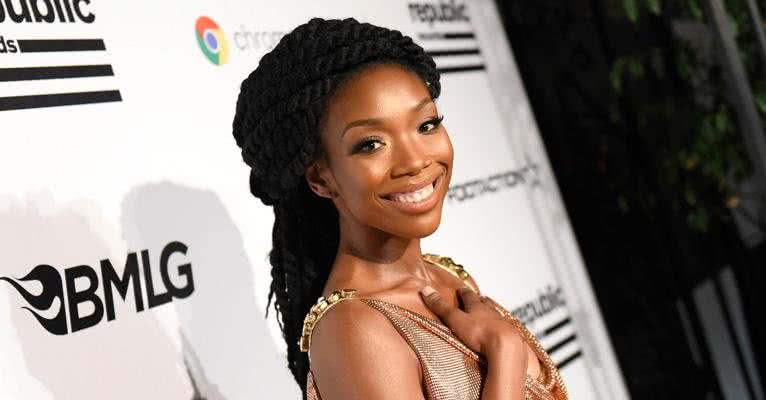 Cantora Brandy Norwood desmaia dentro de avião - Getty Images