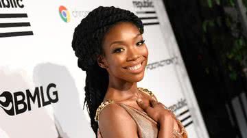 Cantora Brandy Norwood desmaia dentro de avião - Getty Images