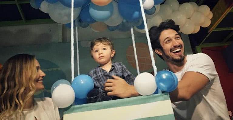 Com a amada, Rômulo Estrela festeja o aniversário do filho - Reprodução / Instagram