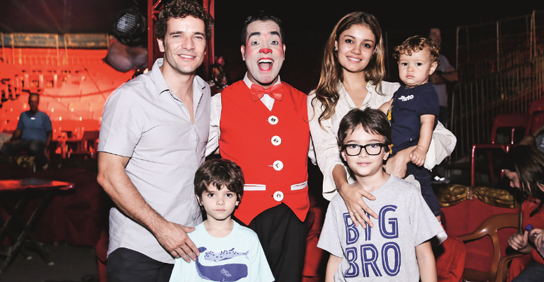 O casal Daniel Oliveira e Sophie Charlotte com Otto, Raul e Moisés - Anderson Borde/AgNews