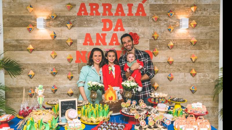 Mouhamed Harfouch posa com o clã no aniversário de Ana Flor - Danielle Cavaline