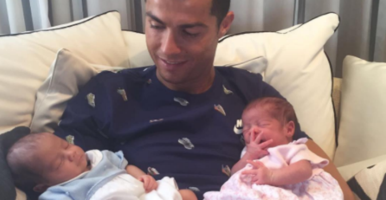 Cristiano Ronaldo com os filhos gêmeos - Instagram/Reprodução